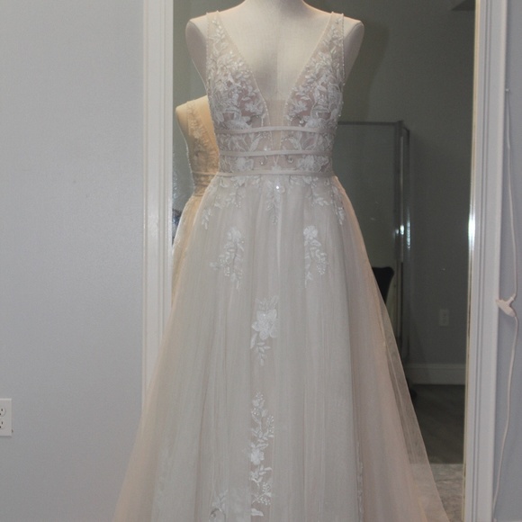 Maggie Sottero Designs Wedding Dress - Picture 1 of 4